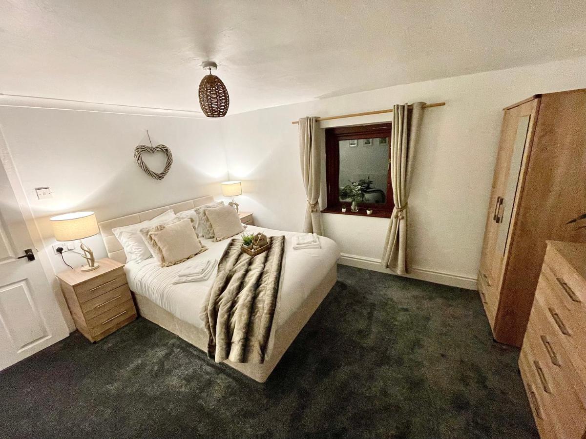 Traditional Cosy Pet Friendly Cottage By The Canal With Cymru Holidays Кумбран Экстерьер фото