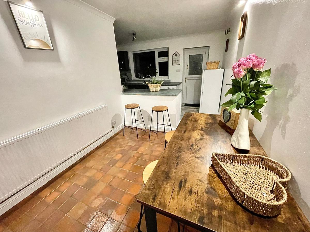 Traditional Cosy Pet Friendly Cottage By The Canal With Cymru Holidays Кумбран Экстерьер фото